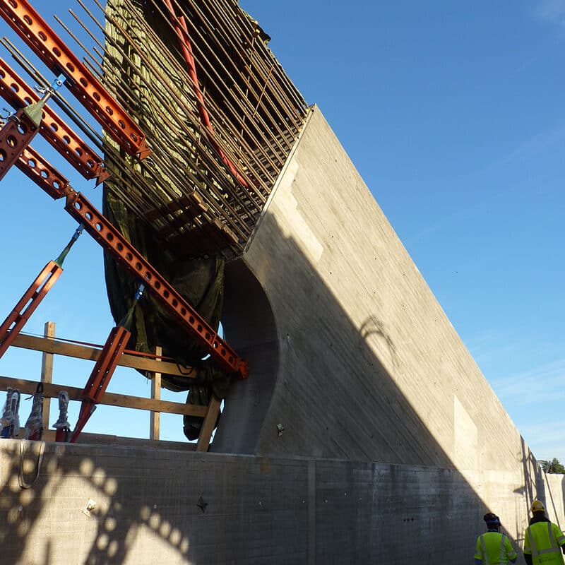 hrc-projekter-Minnevika jernbanebru under bygging-detalj av betongbuen